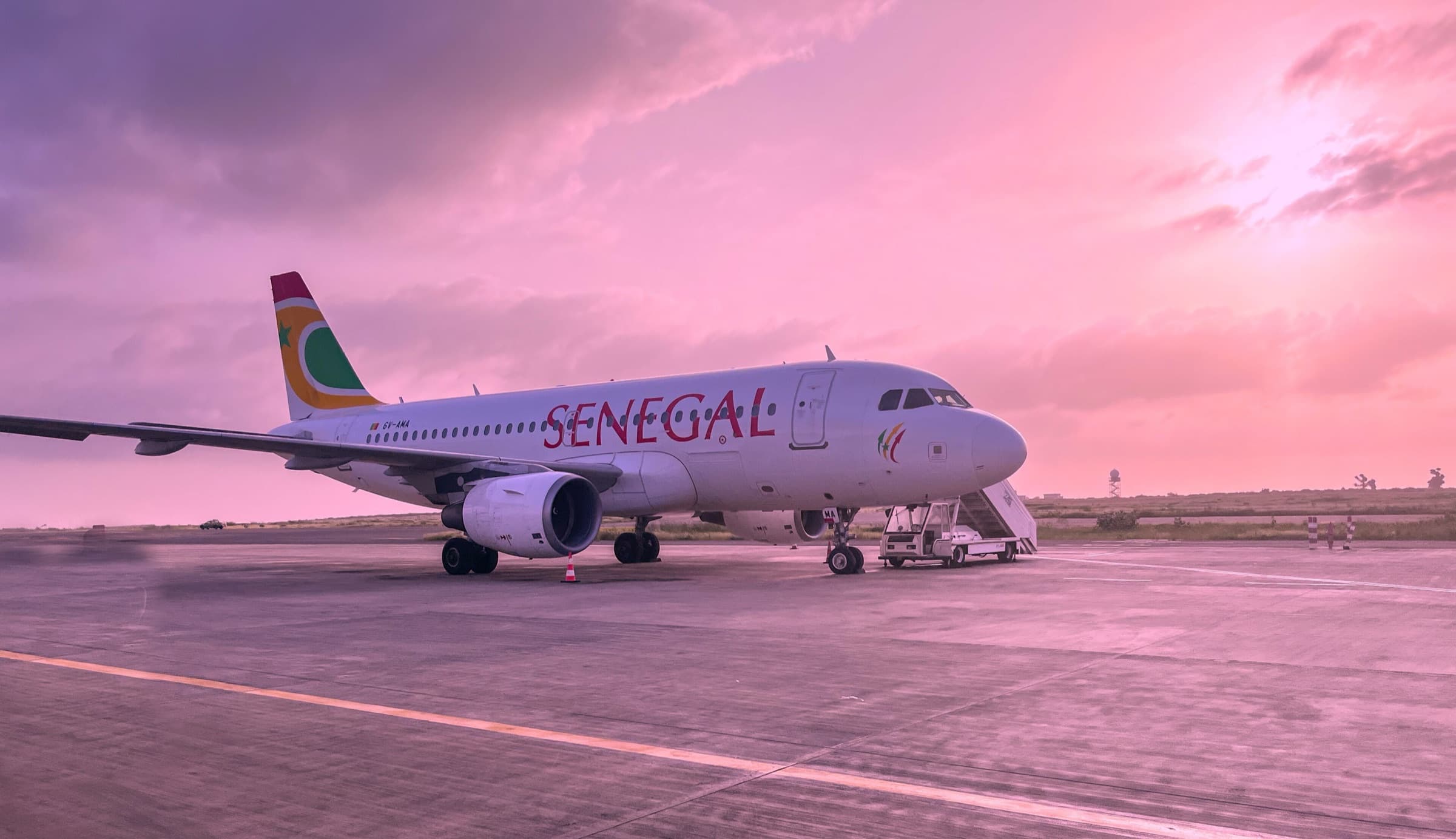 Avion d'Air Sénégal au contact à l'aéroport international Blaise-Diagne