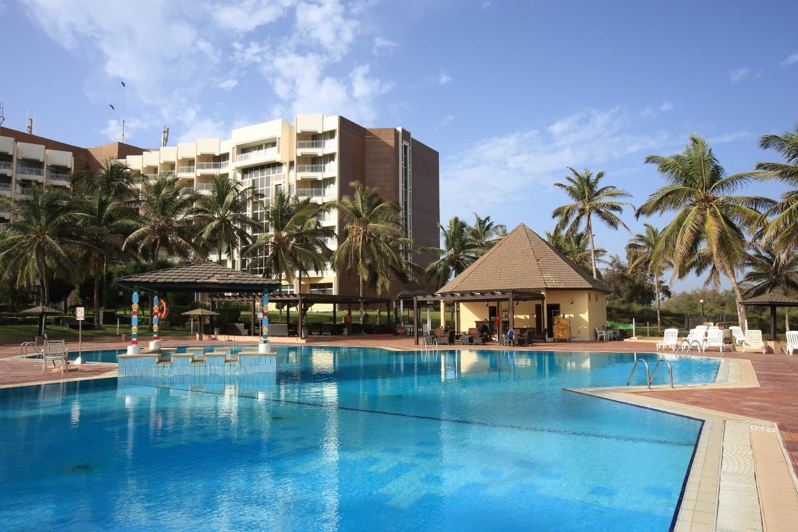 La piscine du King Fahd Palace face à l'océan