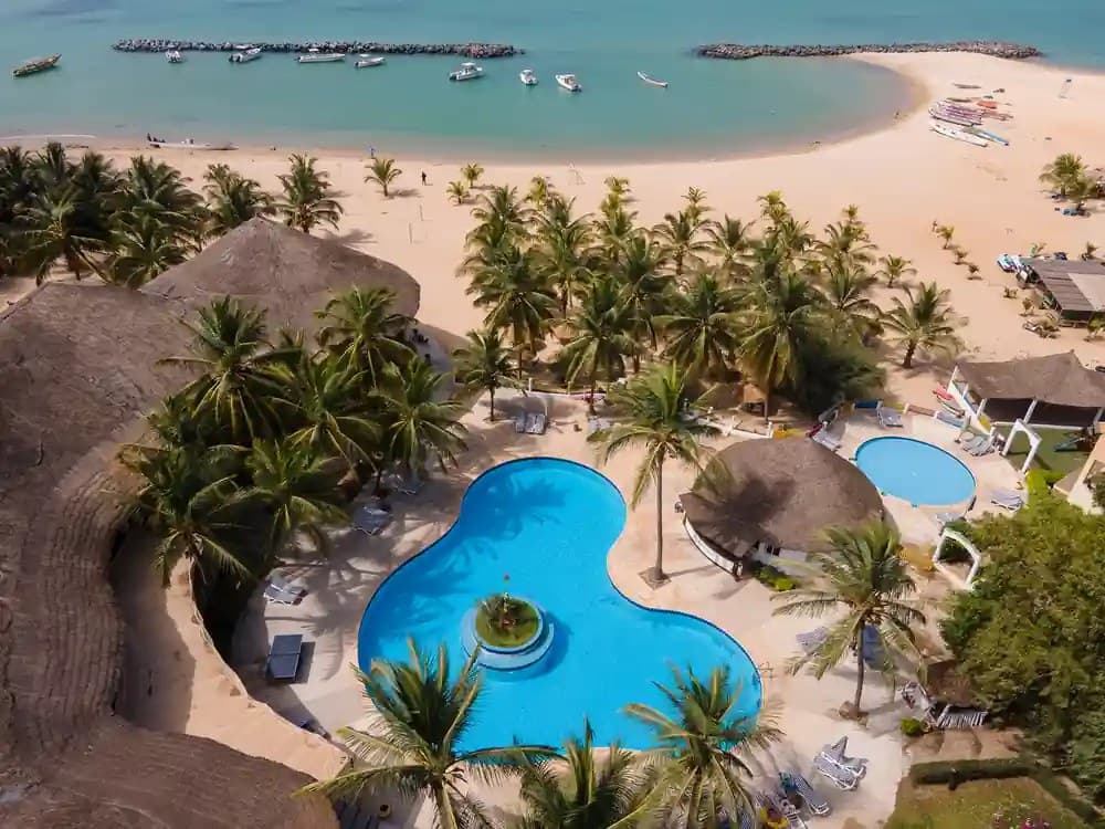 Piscine du Royal Saly entre palmiers et océan, vue du ciel
