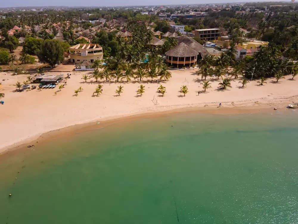Plage de sable blond et eau turquoise devant le Royal Saly, vue du ciel