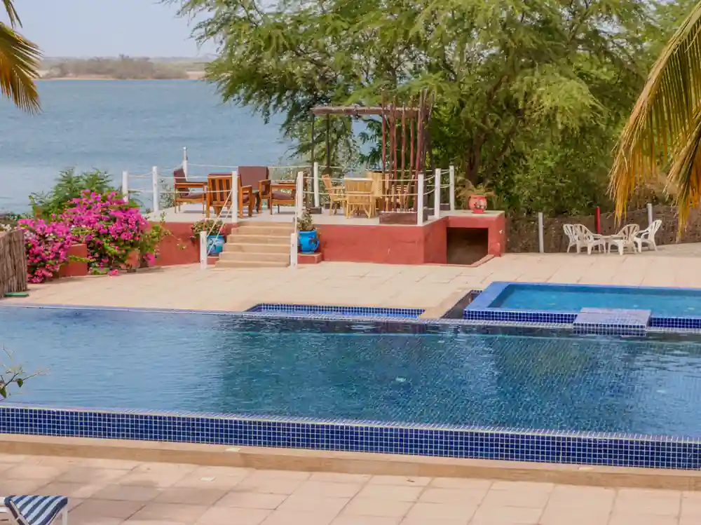 Piscine du Pélican du Saloum face à la lagune