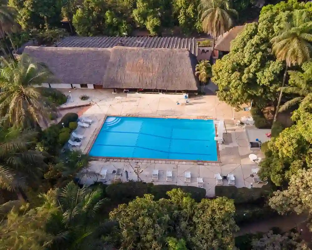 La piscine du Néma Kadior au cœur des jardins, vue du ciel